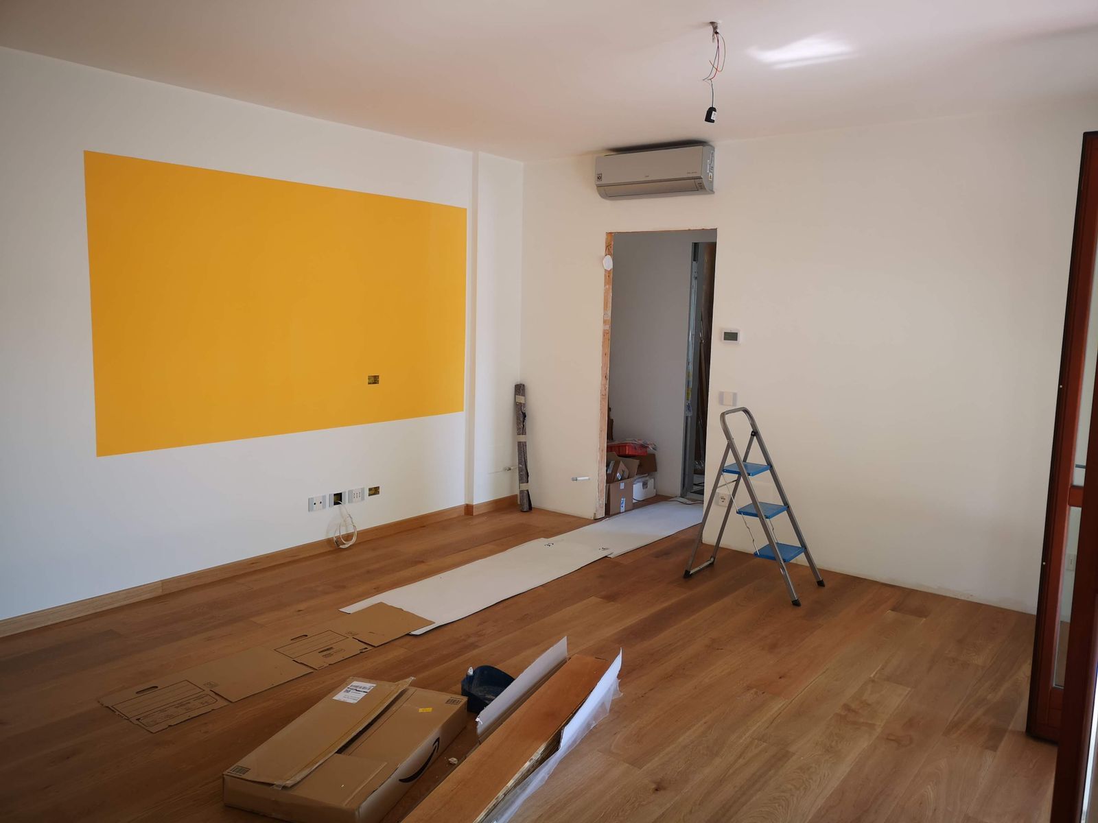 Habitación recién reformada con restos de obra en el suelo